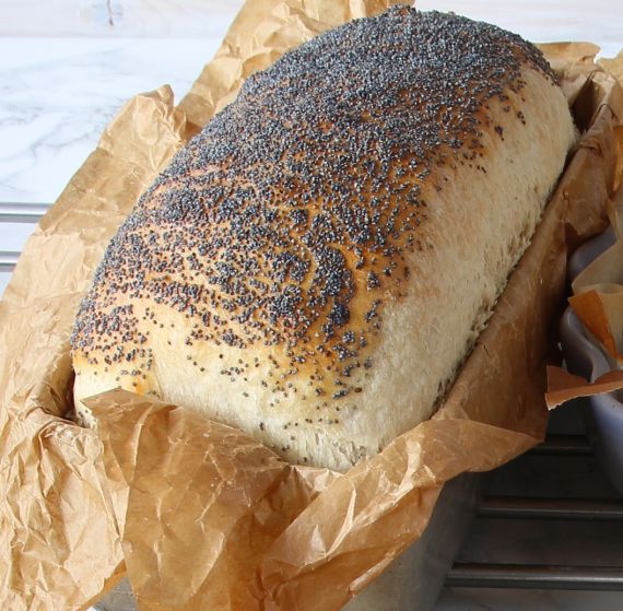 Jak v troubě upéct jednoduchý domácí chleba bez kvásku?