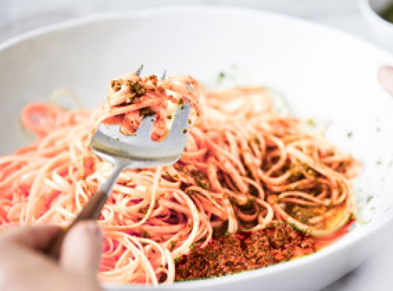 Recept na cuketové špagety a tomatové pesto