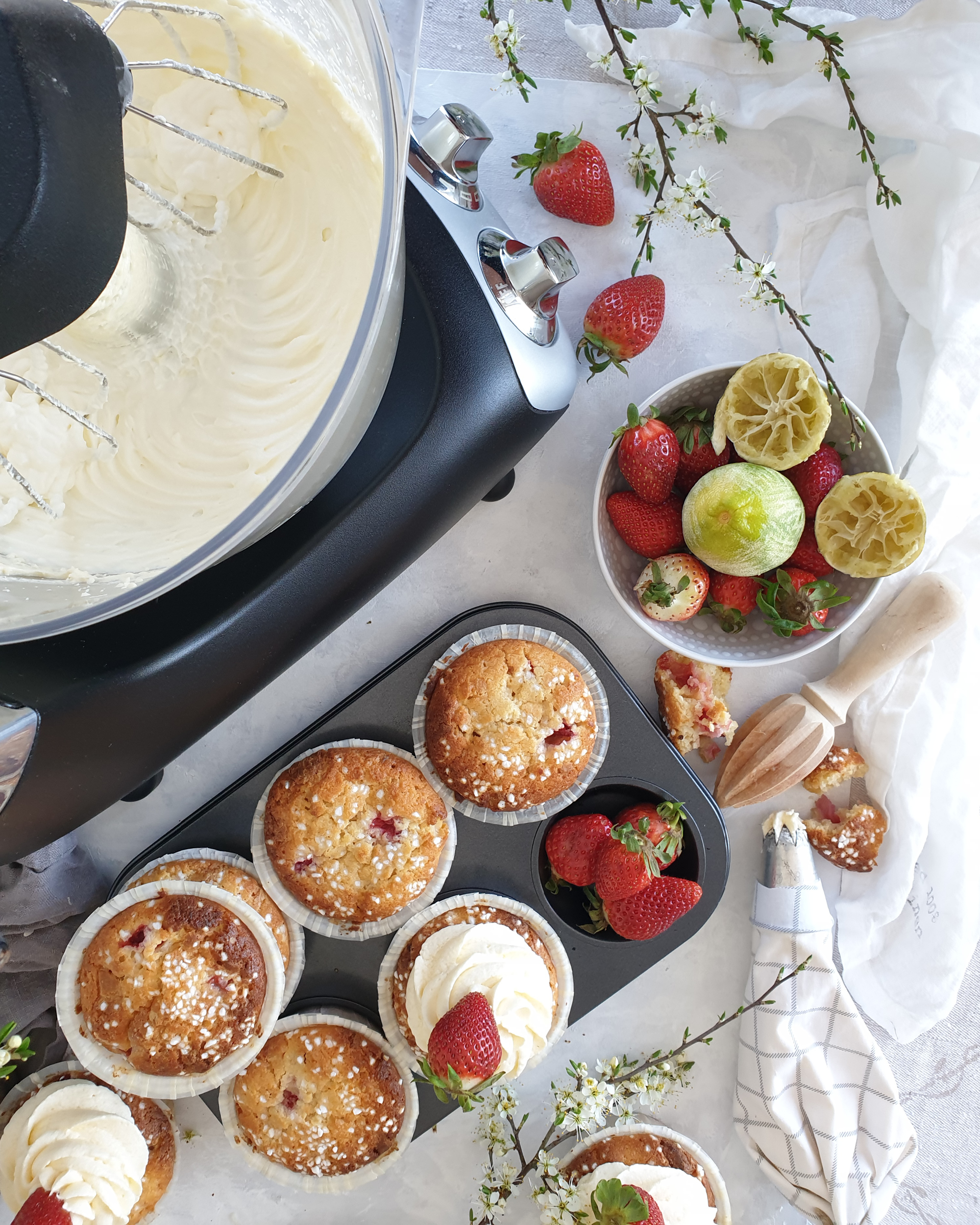 Letní cupcakes s jahodami, limetkou a bílou čokoládou Letní cupcakes s jahodami, limetkou a bílou čokoládou
