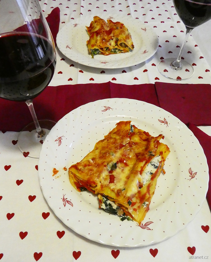 Plněné těstoviny cannelloni se špenátem, houbami a rajčatovým přelivem Plněné těstoviny cannelloni se špenátem, houbami a rajčatovým přelivem