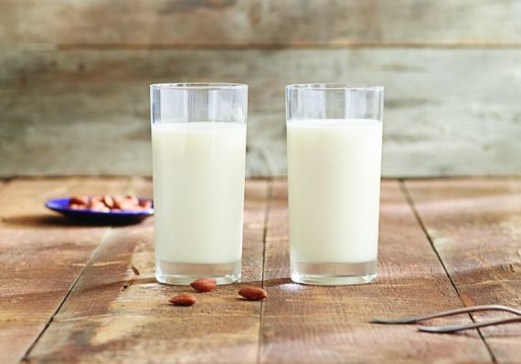 Rostlinné mandlové mléko z mixéru Vitamix nebo odšťavňovače Kuvings C9500