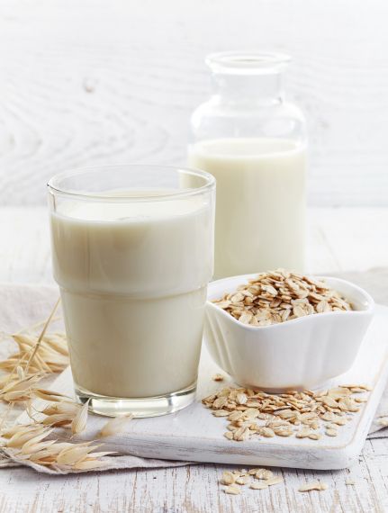 Jak si doma jednoduše vyrobit rostlinné mléko